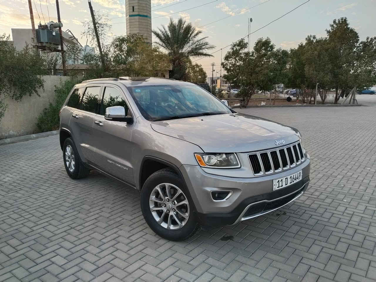 سلام عليكم للبيع 
جيب جراند 2015
 بيه صبغ جاملغ وبنيد وربع الباب 

المواصفات/لمتدد
كير طياره 
داخل جلد 
فتحه سقف 
جنطه كهرباء 
تشغيل عن بعد 
نضام ايكو  قطعتين تبريد 
كشنات كهرباء تحكمات استيرن 
مثبت سرعه شاشه جبيره 
 صدر السياره كله جديد تخم تاير جديد 
السعر/ 188$/ مكان السياره بغداد 
الاستفسار الاتصال 
***********
