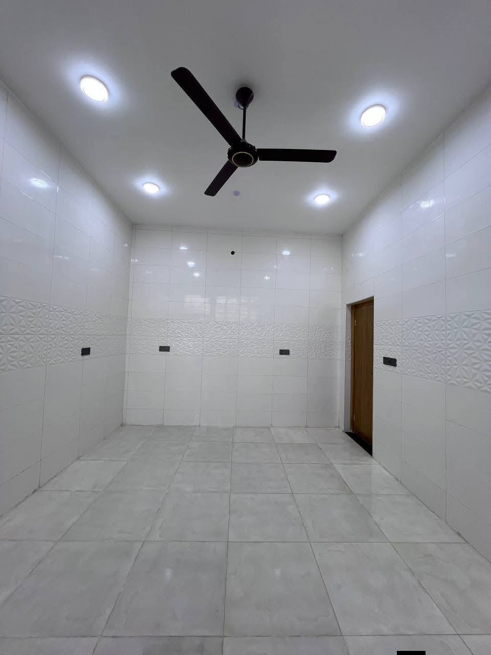 اللهم صل على محمد وال محمد 
بيت للبيع بموقع مميز جداً علئ تبليط مباشر
أساس وسقف #كونكريت والبناء #طابوك_أصفر بالكامل
#المساحة :: ( 10 * 20 ) =200م
ملك صرف زراعي المالك عراقي نموذج 25
#تاريخ_البناء :: 2026
#يحتوي :: كراج واسع جداً . ثلاث مداخل للبيت ::
مدخل صالة مدخل استقبال مدخل مطبخ ::
…………..
صحيات خارجية . أستقبال 6*4 . مطبخ 4*5
صالة نساء معزولة عن موزع الغرف . موزع غرف . درج .
غرفتين منام . مناور عدد 2 البيبان والشبابيك تفصال .
#علماً الصحيات الداخلية منعزلات شرقي / وغربي 
……………
كل ما وضع في البيت ضمان 
تقابل صاحب الارض مباشر 
……………
#العنوان :: ابي الخصيب - نهر خوز - منطقة الطريزاوية
علئ تبليط مباشر مع كافه الخدمات
……………
#السعر_المطلوب :: 135 مليون قابل للتفاوض 
……………
#للأستفسار   *********** مع وتساب
