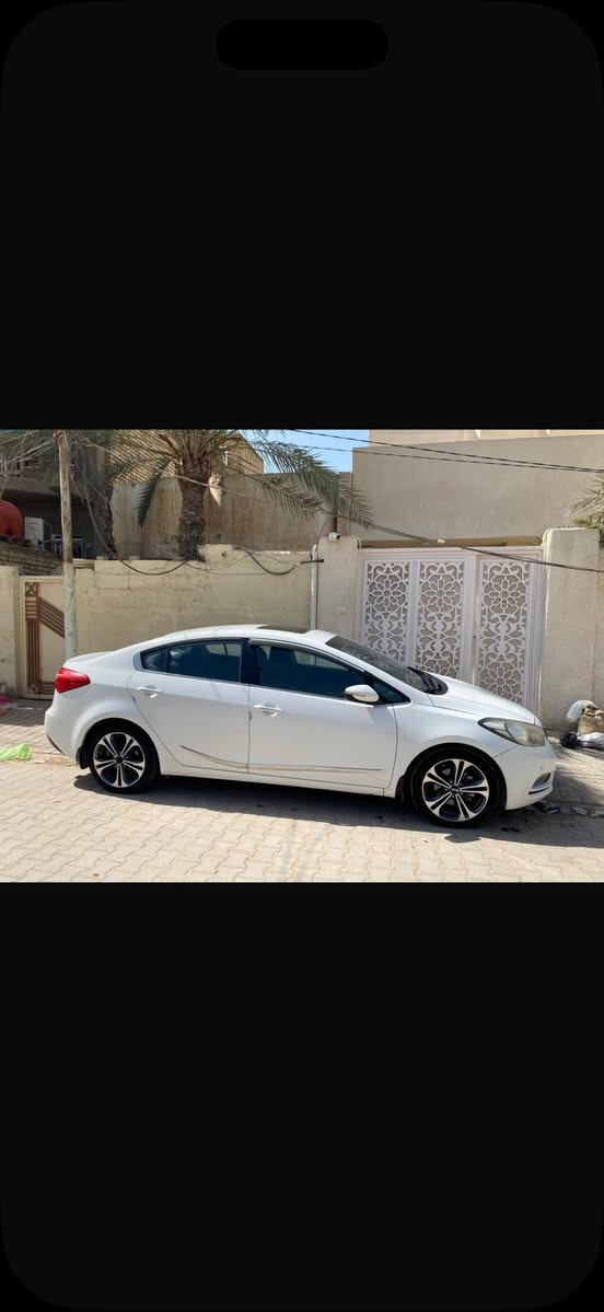 كيا سيراتو 2014 
فول مواصفات 
مخمل الداخل 
قطعتين تبريد 
بصمه فتحه فول 
ماناقصها شي 
السعر خاص 
بيها ملاحظه بل بنيد اثر حادث بسيط 
غير هذا الكلام كله مكفول 
تواصل اتصل 
+964 781 133 4871
