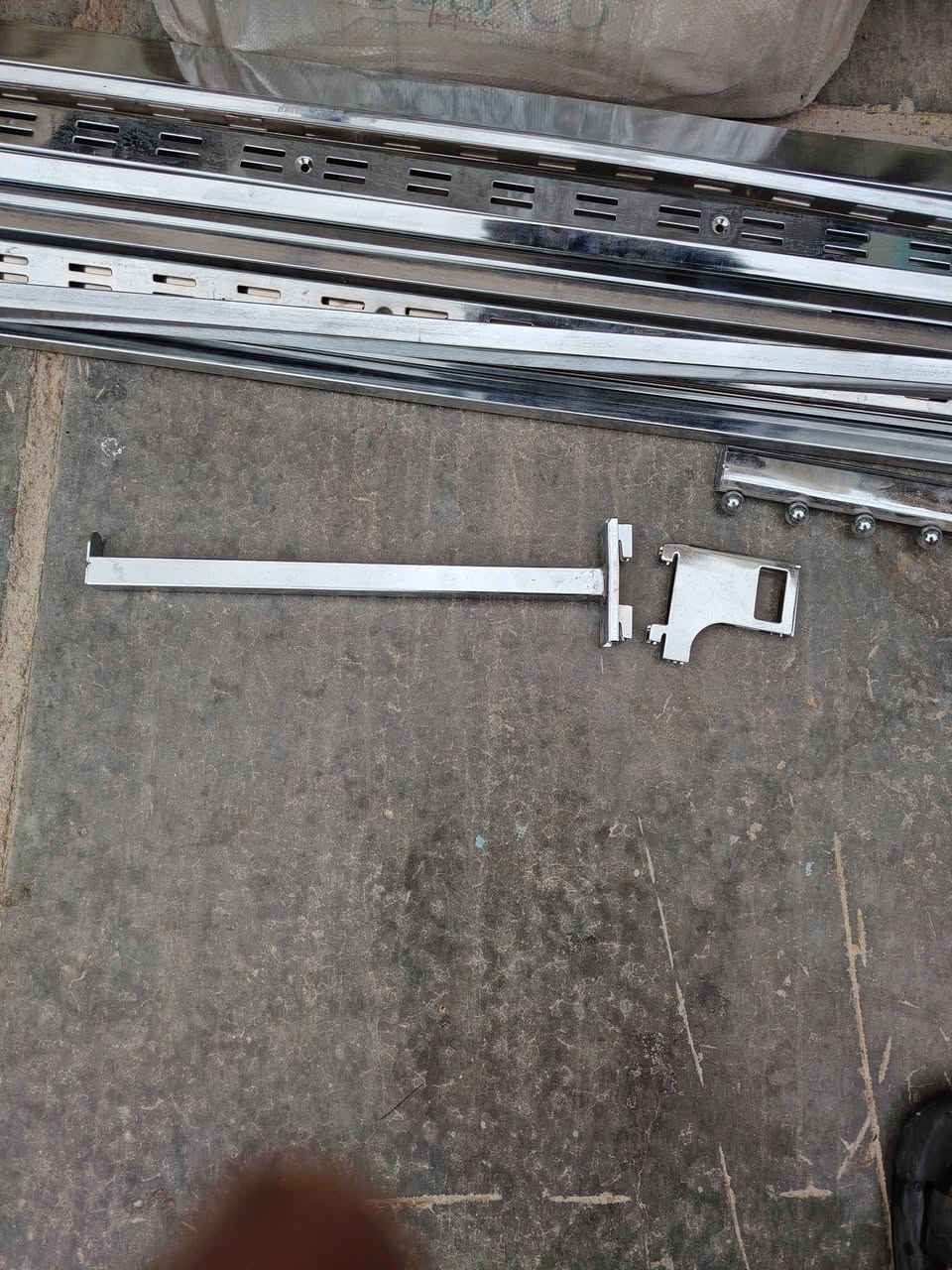 سكك وحمالات رفوف محل كامله للبيع السعر ١٧٠الف بيهن مجال تصل وتساب *********** مكان سومر
