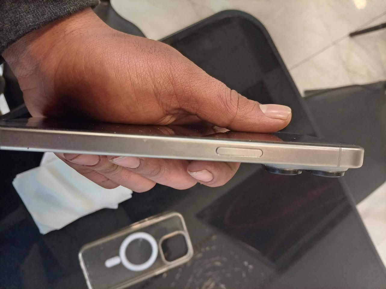 إيفون ١٥ للبيع ذاكره ٢٥٦ جهاز ماستر سعر مليون وميه قفل كارتونه وشاحنه موجودات ***********
