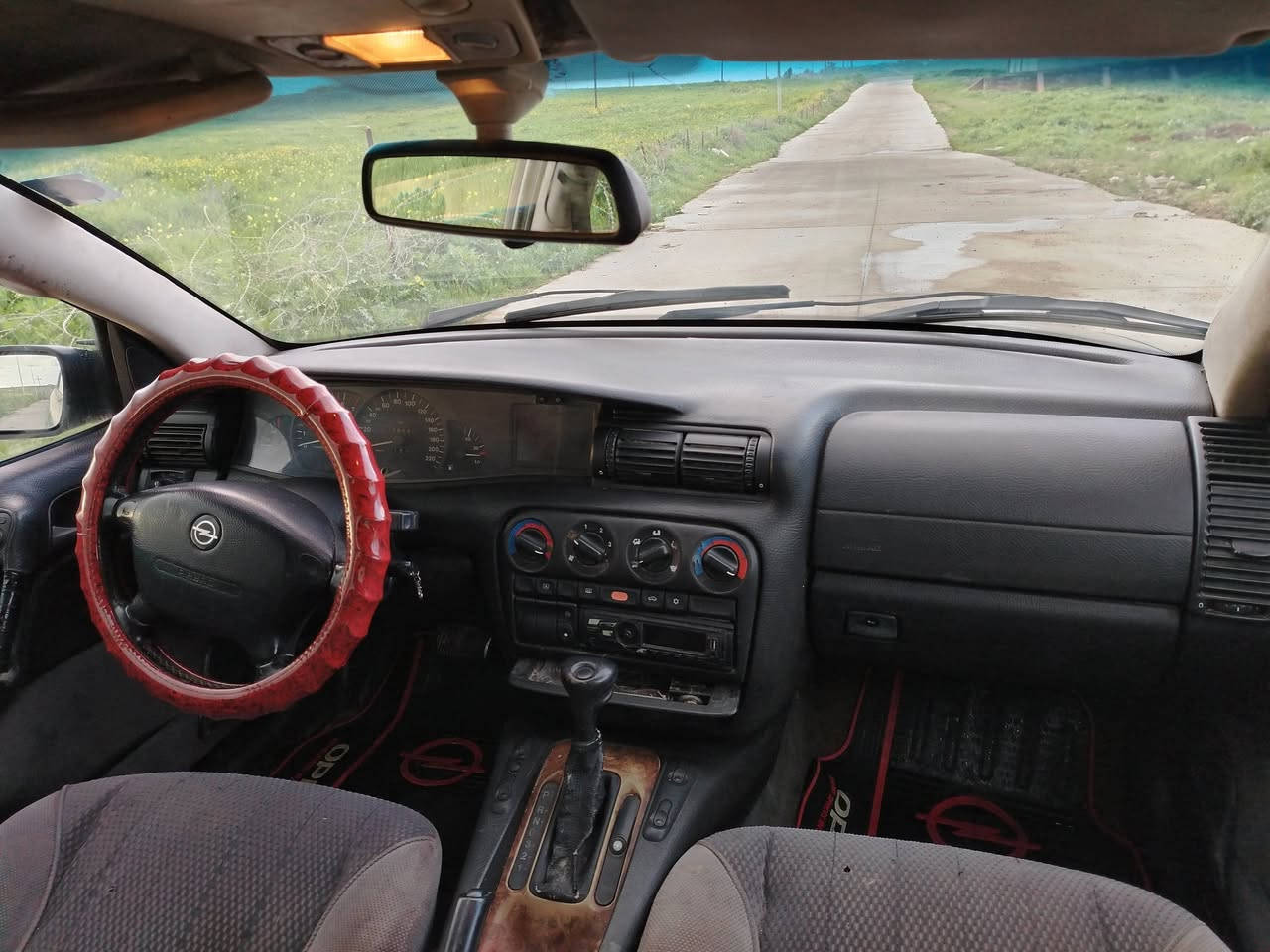 اوبل بزون 97 سنويا وهزا جديد بسمي محرك 20 فل كير اتوماتيك ميكانيك طخم تاير باتري جديد
طخم الأمامي عل نص طخم خلفي جديد
بيها صبغ مكانات جاملغ ورا السايق بي طخا
والباقي شرط تبريد يعوز غاز سعر 40
عنوان موصل الأيمن ***********
