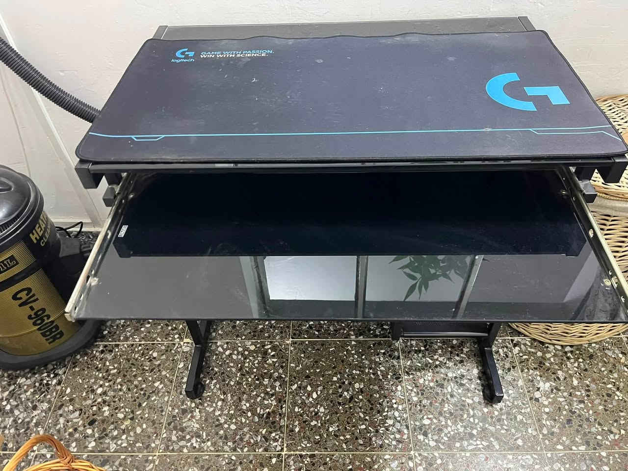 ميز حاسبة أو بلي جام للبيع السعر ٥٠ الف العنوان بغداد للتواصل على الرقم ***********
