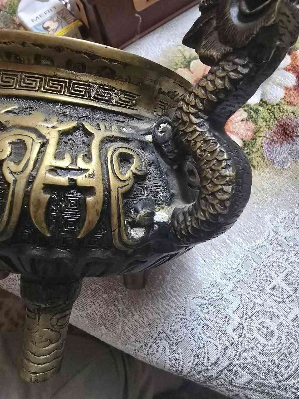 --
*مبخرة نحاس أصفر طراز صيني قديم "التنين الملكي"*

*الوصف:*
1. نحاس أصفر صب يدوي تقيل، وزن 3-4 كيلو تقريباً
2. 3 رجلين + 2 يد على شكل تنين صيني، الحراشف تفصيل
3. الغطا مزخرف بـ6 تنانين بارزة + زرار مسك في النص
4. منقوش رموز صينية قديمة "فو/لو" + نقش "لي يون"
5. باتينا سودا طبيعية + اللمعة الدهبي من الحز
6. حالة نضيفة، مفيهاش لحام ولا كسر، الغطا يقفل مظبوط

*المقاس*: ارتفاع 25سم × قطر 18سم تقريباً  
*للجدية فقط*

---


**إذا كنت صاحب هذا الإعلان وتريد حذفه لأي سبب، رجاءا أرسل رسالة إلى الدعم الفني**