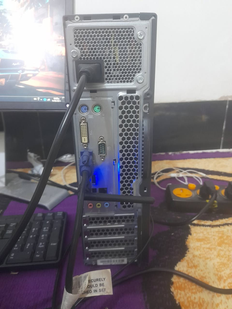 كيس لينوفو بذاكره قويه وينزل كل البرامج اخو الجديد وشاشه ديل HD  مع كيبورد وماوس ومع مميزات قويه نت مايقطع ومنزل عليها كل برامج المايكروسوفت وتكدر تنزل تلكرام وانستكرام وبيها العاب جي تي اي مكفوله من كل شي قيم واخذ بالي يعجبك مكاني الرمادي.


**إذا كنت صاحب هذا الإعلان وتريد حذفه لأي سبب، رجاءا أرسل رسالة إلى الدعم الفني**