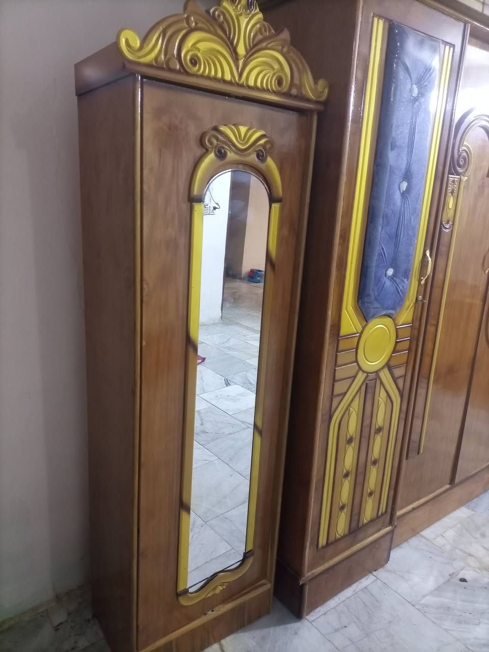 سلام عليكم غرفة أخشاب جديدة نظيفة استعمال شهرين سعر مليون وبيها مجال قليل ***********
