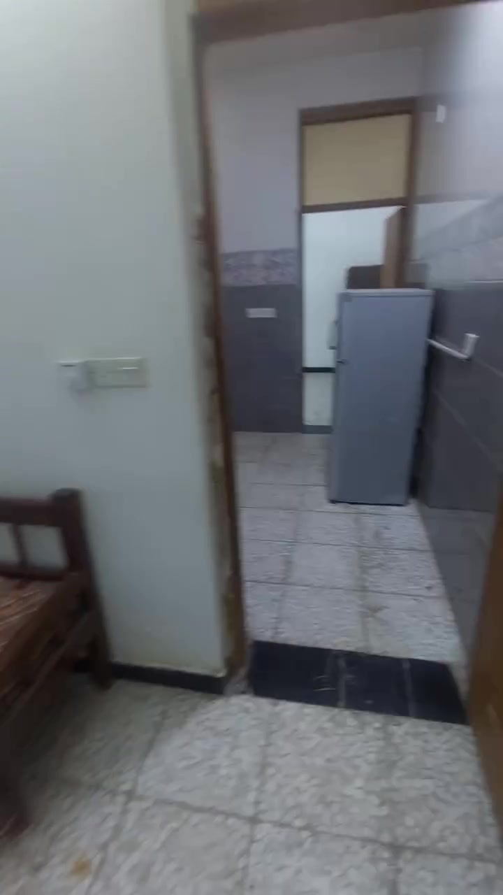 شقه ارضيه للايجار تتكون من استقبال ومطبخ وحمام وغرفه نوم السعر ٤٠٠الف عوائل فقط الموقع الدوره ابو طياره الزراعي شارع ليمونه بالوسط للإستفسار اتصال ***********
