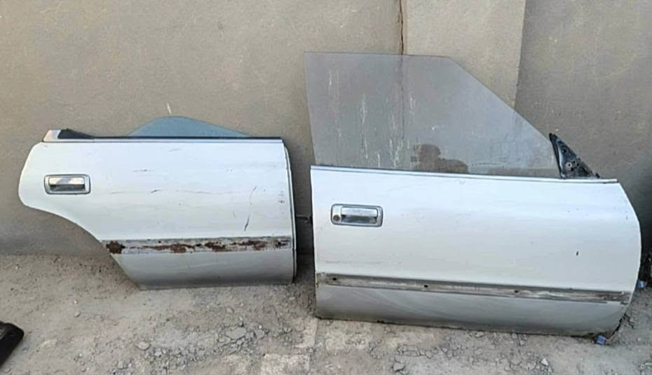 غراض شيزر عظم بسعر مناسب مكاني نجف /‏‪***********‬‏
🛑٤ بيبان مع الجامات 
🛑مرايه جانبيه جه سايق 
🛑ماسكات باب جه السايق الاماميه وخلفيه وجه العبري الاماميه 
🛑ساكيات مال بيبان تخم كامل 
🛑تخم كشنات كامل كراسي ثنين وخلفيات 
🛑بنيد 
🛑القطعه الوسطيه الي بصف البكلايتات
