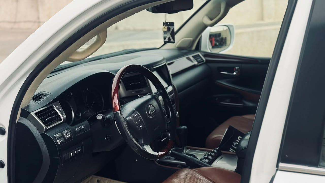 🔥 لكزز LX570 S — ملك الطرق 🔥
المواصفات الكاملة:

🚗السياره 2015 ممشه 200

🚗السياره موديل 2015 ممشه 200 

🚗 محرك 8 سلندر (V8) سعة 5.7 لتر

⚡ قوة تقريباً 362 حصان

🔄 قير أوتوماتيك 8 سرعات

🛞 دفع رباعي دائم (4WD)

⛽ خزان وقود كبير مناسب للسفر

✨ الفئة S (Sport):

• كِت رياضي خارجي (شبك + صدامات مميزة)

💺 الداخلية:

• جلد فاخر (تبريد + تسخين للمقاعد الأمامية والخلفية)

• تحكم كهربائي بالمقاعد + ذاكرة

• فتحة سقف

• ثلاجة (Cool Box)

📺 التكنولوجيا:

• شاشة وسطية كبيرة + شاشات خلفية

• نظام صوتي فاخر

• كاميرات 360 درجة

• حساسات أمامية وخلفية

• تشغيل بصمة + دخول ذكي

🛡️ الأمان:

• نظام مانع الانزلاق

• نظام المحافظة على المسار

• مثبت سرعة ذكي

• وسائد هوائية متعددة

📍 السيارة نظيفة جداً وجاهزة للفحص

💰 السعر ٣٩٠ ورقه 

📩 للجادين التواصل خاص أو اتصال

***********

لا تضيع الفرصة… هيبة + قوة + فخامة بسيارة وحدة!
