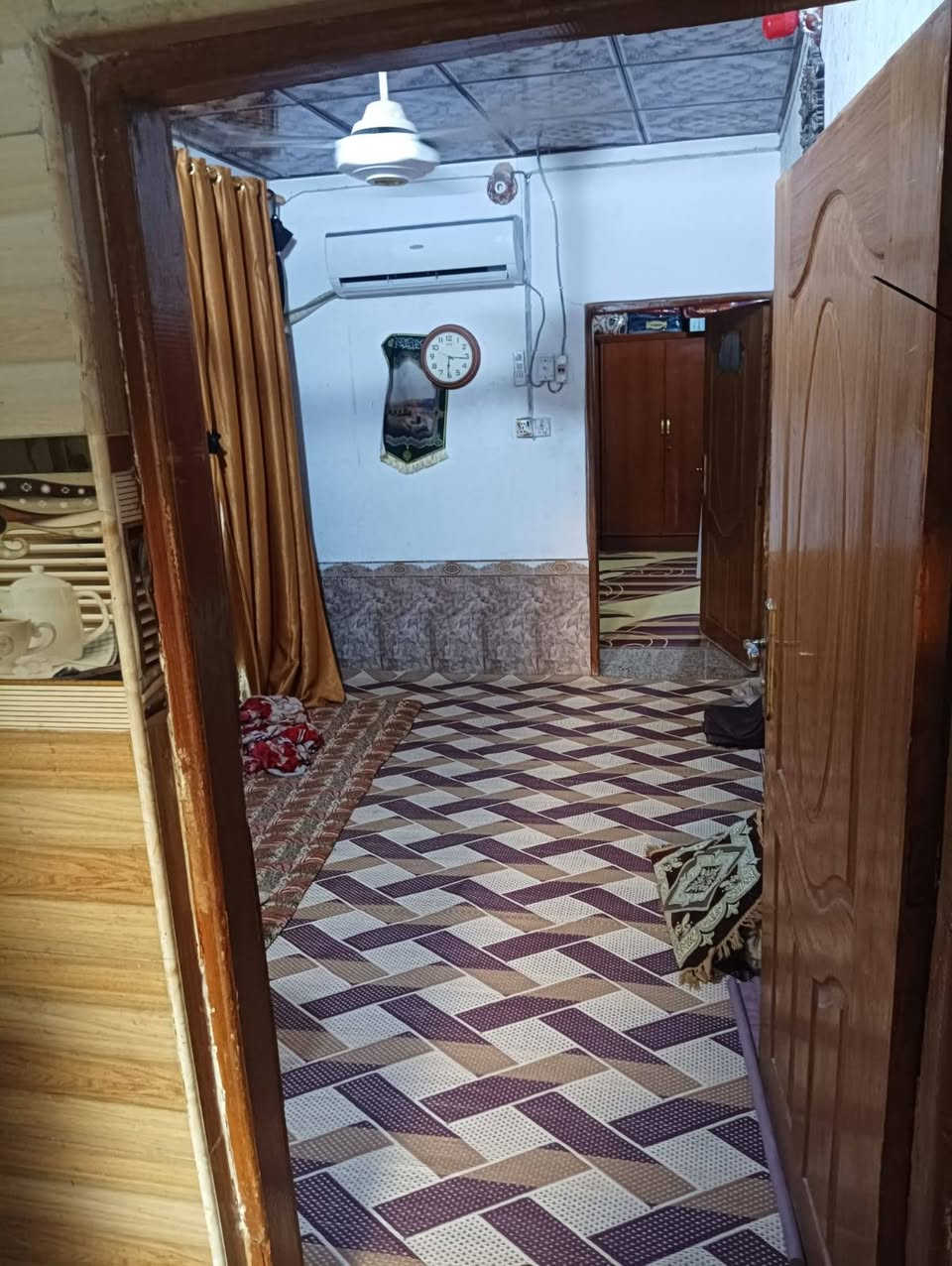 سلام عليكم  بيت 70 متر طابقين فوك غرفه وصاله وحمام وجوه غرفه وصاله ومطبخ وحمام البيت  حلو  جهاز من كل شي  بس تعال وكعد قرار محكمه مرقم بلديه شارع المطار الجديد يم اسواق فدك  السعر  24 وبي مجال  مكتب الصدرين  ***********
