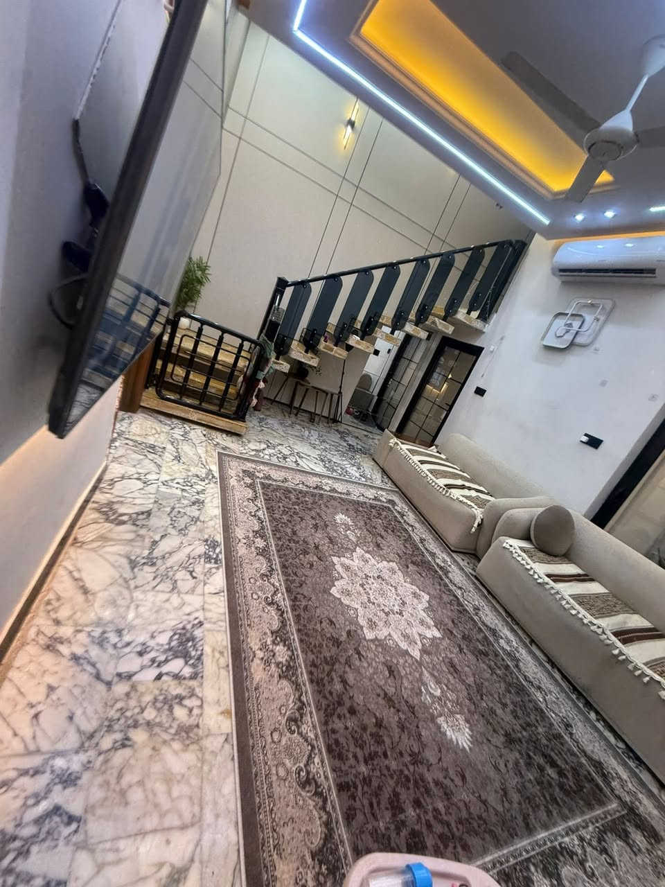 🛑 دار سكني  للبيع 🛑 
المنطقة : الديوانية ؛حي الجامعه 🚩 
اقرب نقطه ؛قرب مدرسه إيسن
المساحه : 150متر🏛️مطلوب 75مليون مبادره 
التفاصيل :  طابقين بناء حديث كونكريت مسلح 
    
الطابق الاول🛑 غرفه وصالة واستقبال ومطبخ  وصحيات داخليه وخارجيه 
الطابق الثاني؛ثلاث غرف نوم وصاله ومجمع صحيات 
للاستفسار 
     مراجعة مكتب رسول الوزني للعقار  
الديوانية . حي الحضارة بداية شارع اسواق طيبة
 للمعلومات ولمزيد من التفاصيل ⬇️
       مراسلة الصفحة  
      او الاتصال
***********

