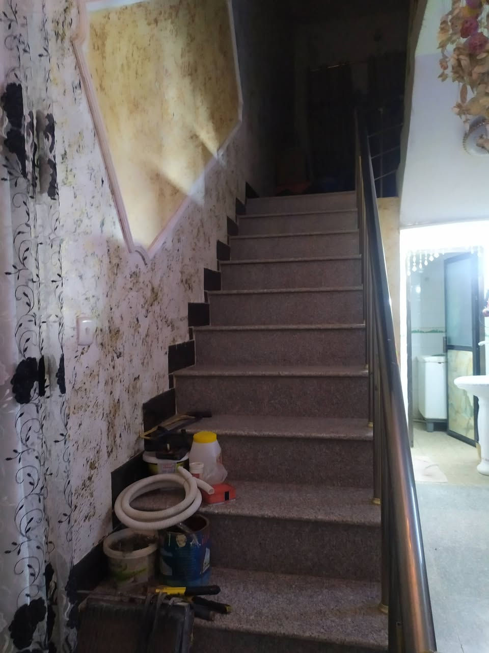 سلام عليكم بيت البيع مساحه 176 مكان نزلت العيد قرب اسواق كروري اتصال ***********
