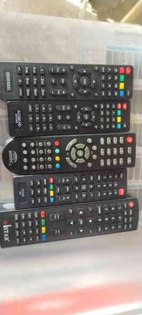 متوفر عدسات متنوعة عدد 50 ومتوفر ريموت كونترول متنوع عدد 200 للبيع كله...