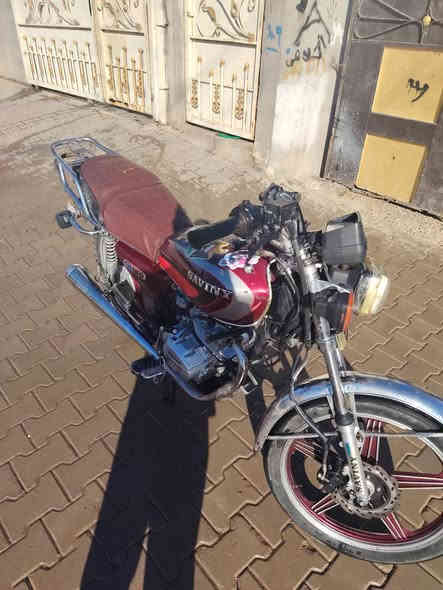 السلام عليكم دراجه للبيع 5 جيل سلف.كهربائيات كلها شغاله دراجه محرك 22 ما مفتوح؟.السعر 450 بها مجال للشرلاي يتصل على هذا الرقم.***********
