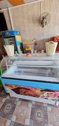 عارضة ايس كريم ايطالي ايزا  10 بلانك صغير بسعر مناسب  07725828323