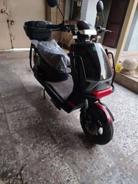 للبيع دراجه شحن نوع سكنس مدرعه موديل 2025 6 بطاريات32 أمبير  3سرع سرعه...