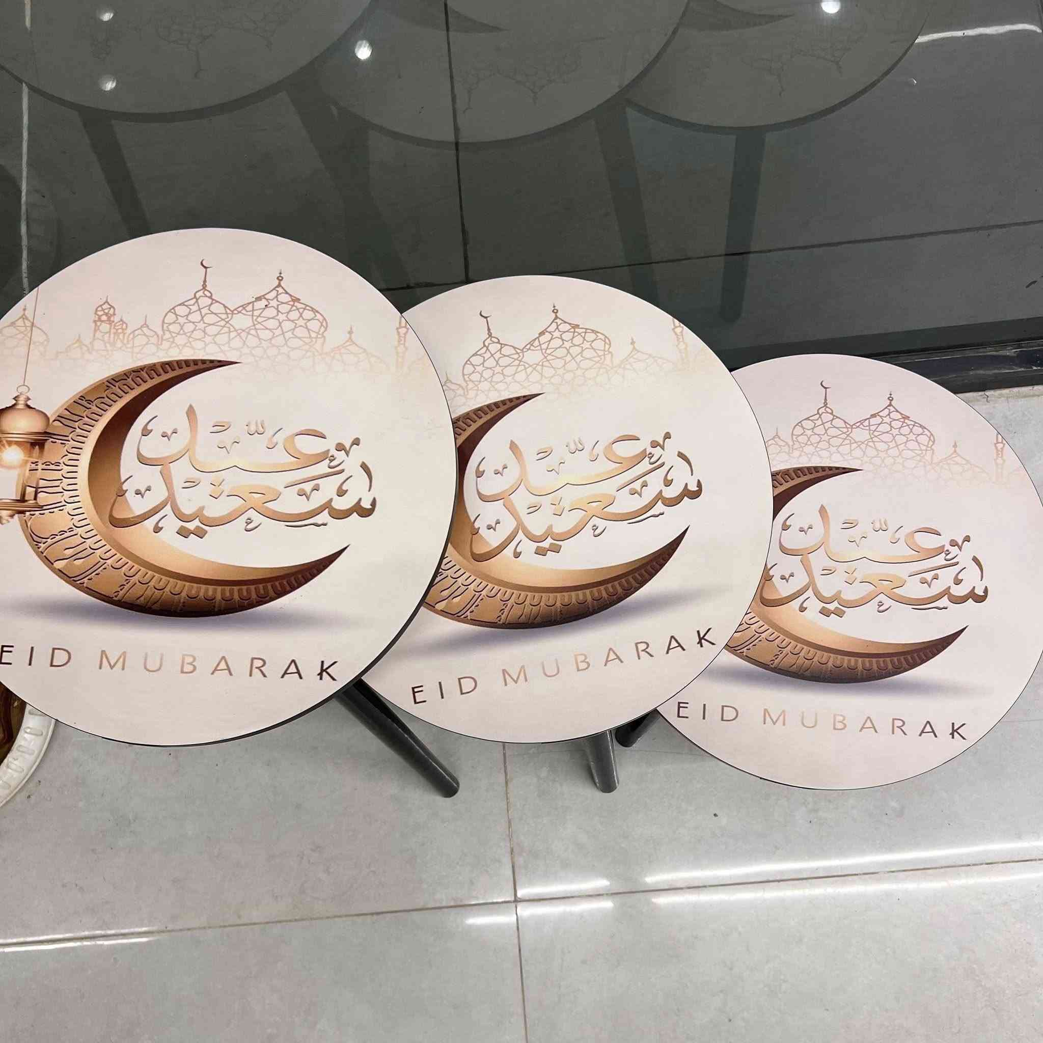 جديد جديد
طقم طاولات ضيافة عيد مبارك – تصميم دائري مزخرف (3 قطع)
• طقم طاولات ضيافة بتصميم أنيق مخصص لأجواء عيد الفطر والأضحى
• أسطح دائرية مطبوعة بعبارة EID MUBARAK مع زخرفة هلال وفانوس ولمسات إسلامية
• ثلاث طاولات بأحجام مختلفة يمكن ترتيبها بشكل متداخل أو منفصل
• أرجل سوداء بتصميم بسيط تعطي تباينًا واضحًا مع السطح المزخرف
• مناسبة للضيافة، التقديم، أو كطاولات جانبية للديكور الموسمي
المواصفات:
• النوع: طاولات ضيافة / طاولات جانبية
• العدد: 3 طاولات
• الشكل: دائري
• التصميم: عيد مبارك (هلال – فانوس – زخرفة إسلامية)
محتويات العلبة:
• 3 × طاولة دائرية بتصميم عيد مبارك
1 × طاولة حجم كبير، الابعاد: 40*57 سم.
1 × طاولة حجم متوسط، الابعاد: 40*47 سم.
1 × طاولة حجم صغير، الابعاد: 40*37 سم
السعر 33 الف فقط والتوصيل مجاني.  للطلب راسل الصفحة.


**إذا كنت صاحب هذا الإعلان وتريد حذفه لأي سبب، رجاءا أرسل رسالة إلى الدعم الفني**