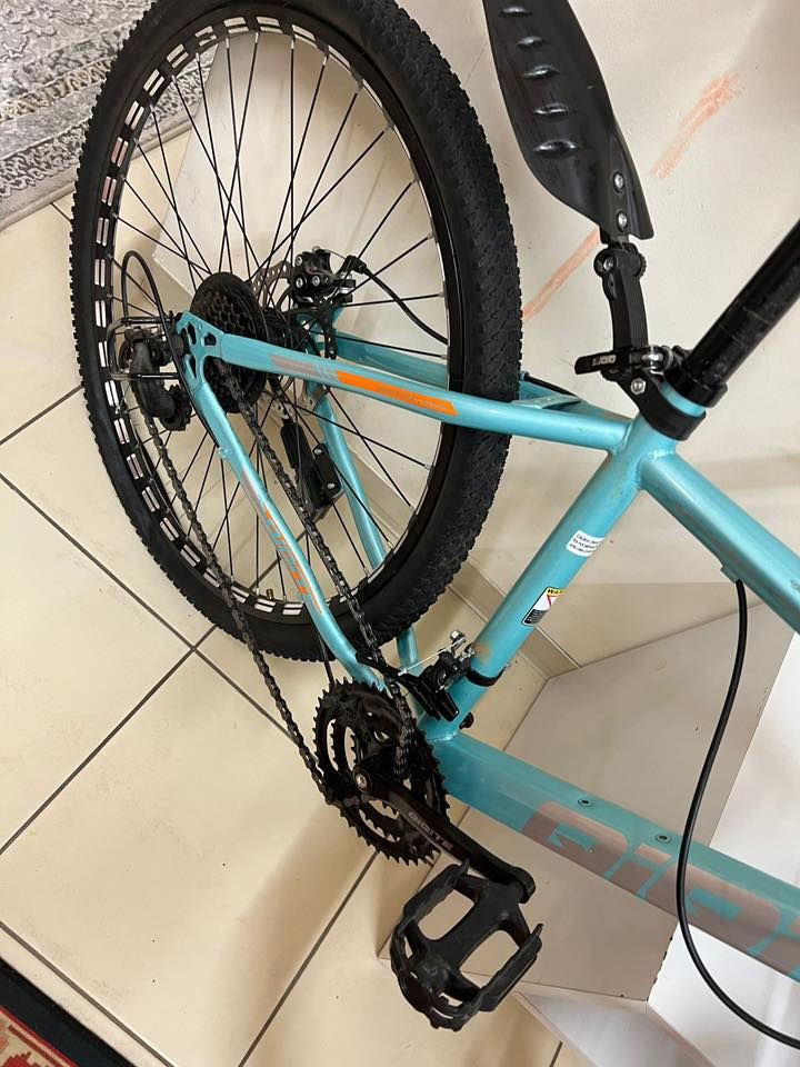 للبيع: باسكل جبلي (Mountain Bike) نظيف جداً بحالة ممتازة 🚲
• النوع: باسكل جبلي (MTB) بتصميم عصري وألوان مميزة (تيفاني وبرتقالي).

• الهيكل (القماري): ألمنيوم خفيف الوزن ومتين جداً.

• نظام السرعات: شفتات شيمانو (Shimano) أصلية، تبديل نمرة سلس جداً (أمامي وخلفي).

• المكابح (البريكات): نظام ديسك بريك (Disk Brakes) أمامي وخلفي لاستجابة سريعة وقوية.

• التايرات: بحالة ممتازة، النقشة واضحة وجاهزة للمشي الطويل.

• الإضافات: يحتوي على "مدقات" (Mudguards) أمامية وخلفية للحماية من الطين، وجرس تنبيه، وقاعدة مطارة.
حالة الدراجة نظافة 100%

• التبديلات والبريكات كلها شغالة 100%.

السعر: [110] (بي مجال كلش للشراي )
***********
