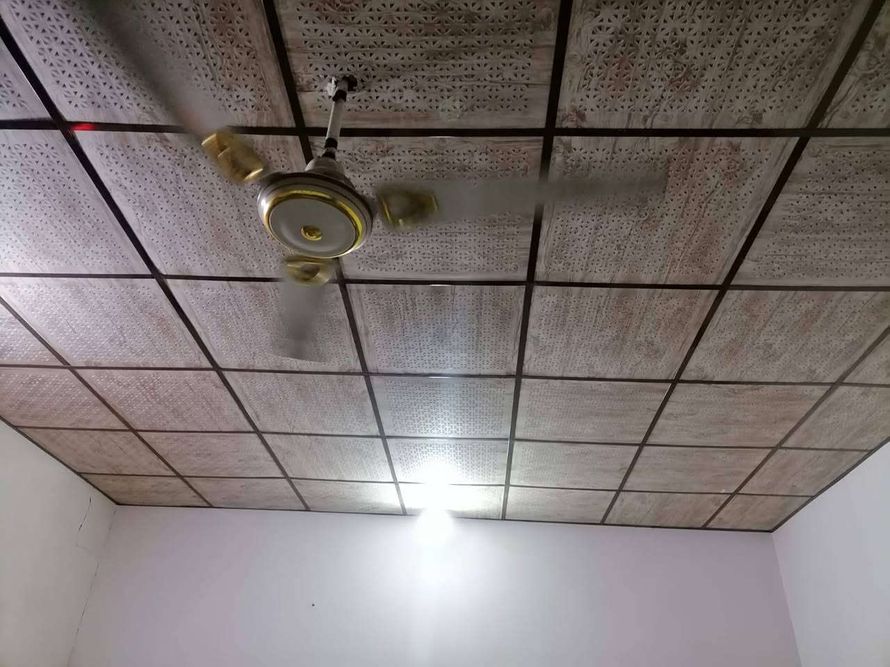 بيت للبيع عكاده المساحة الكلية 500المكان البصره الزبير منطقة الدواجن السعر 42 وبي مجال يبعد عن التبليط 100 متر ***********
