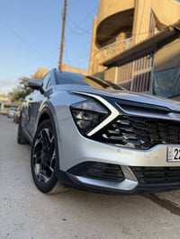 سبورتج موديل 2023 لون سلفر السياره جديده اي نقص ما بيها خليجي فول موصف...