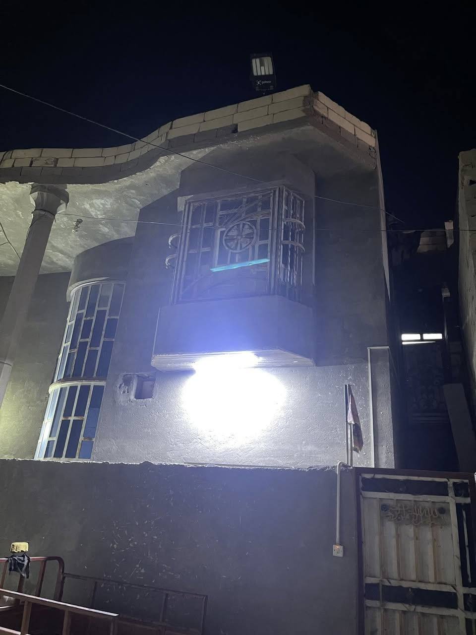 السلام عليكم  بيت بالجزيرة باب الهوه شارع باب الحاره مساحه 230م طابقين عدد الغرف 5 عدد مطبخ 2 صحيات عدد 3 دوانيه وكراج سياره بناء طابوك سقف كونكريت طابو ملك صرف زراعي ***********
