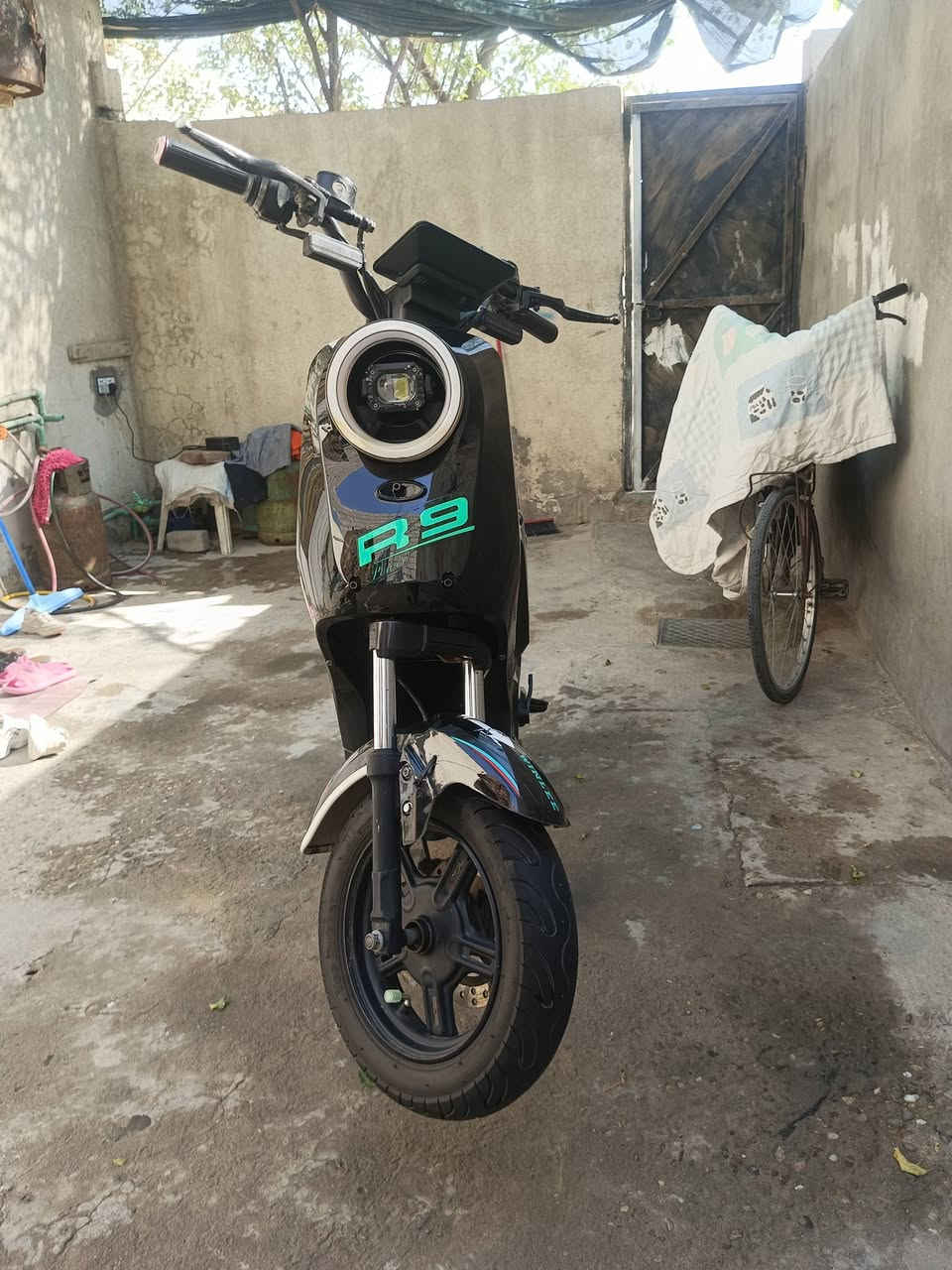 السلام عليكم دراجه للبيع الدراجه نضيفه بطارياته نضيفات جدد رايده 230او بيه مجال قليل للأستفسار رقم *********** مكاني البصره البراضعيه
