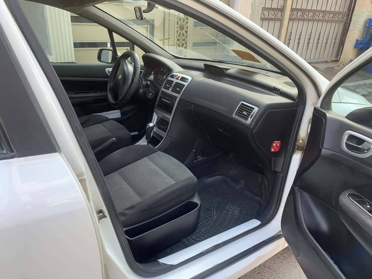 السلام عليكم ٠٠ بيجو 2006 نضيفة كلش مكفولة من كلشي ٠٠ تبريد ثلج ٠ السعر 53 ٠ مكان السيارة حي العامل ٠ رقم صاحب السيارة *********** ٠٠ اخوان ماارد على التعليق اتصل بصاحب السيارة وتدللون
