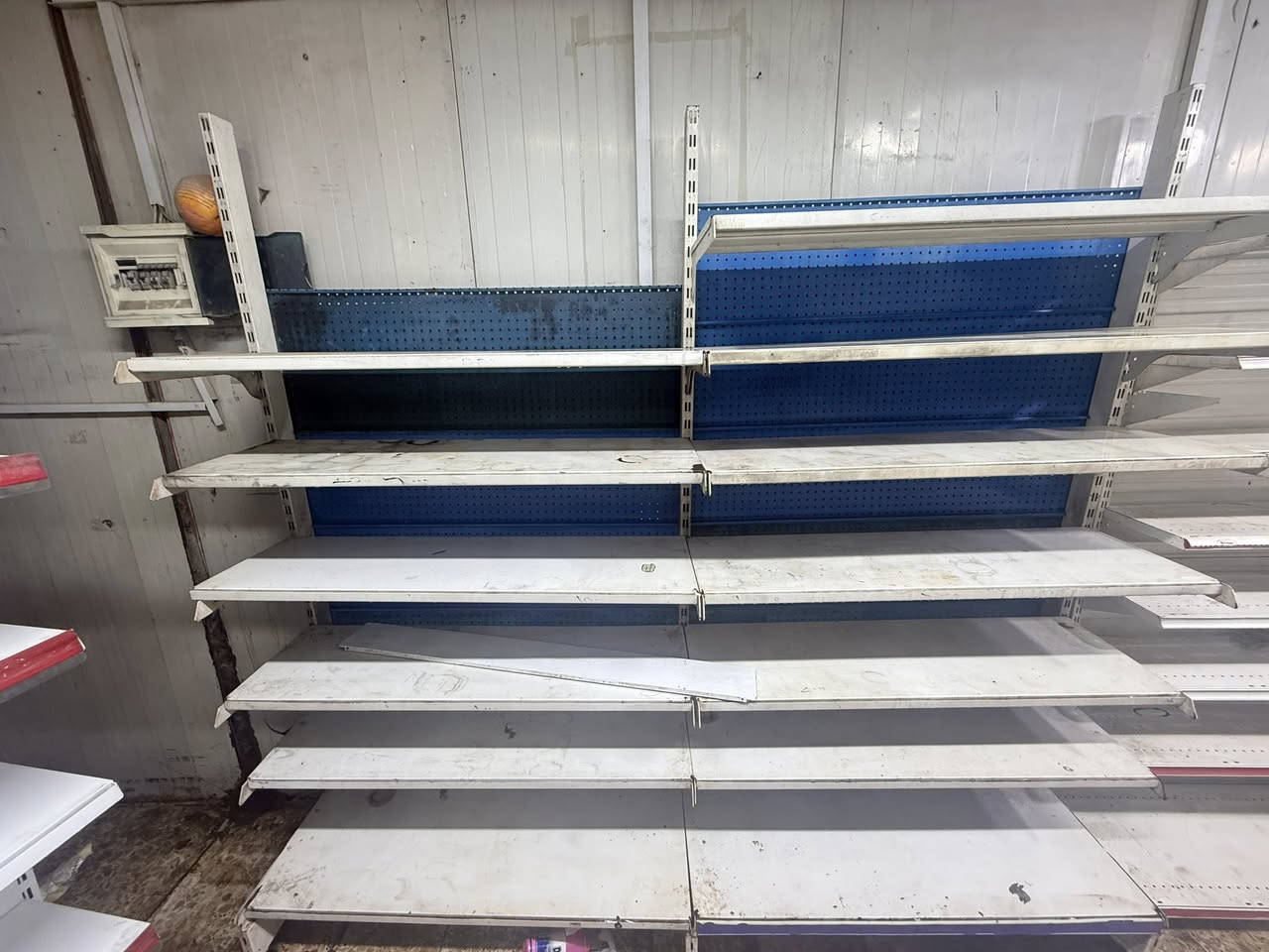السلام عليكم رفوف للبيع بغداد ***********
