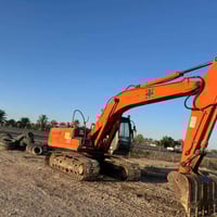 حفارة هيتاشي • موديل 2005 • كفالة عامة