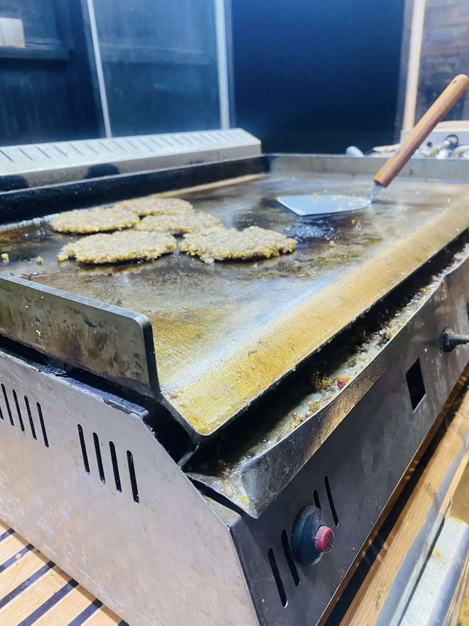 سلام عليكم شواية همبركر وكابسه للبيع سعر جدا مناسب          ***********
