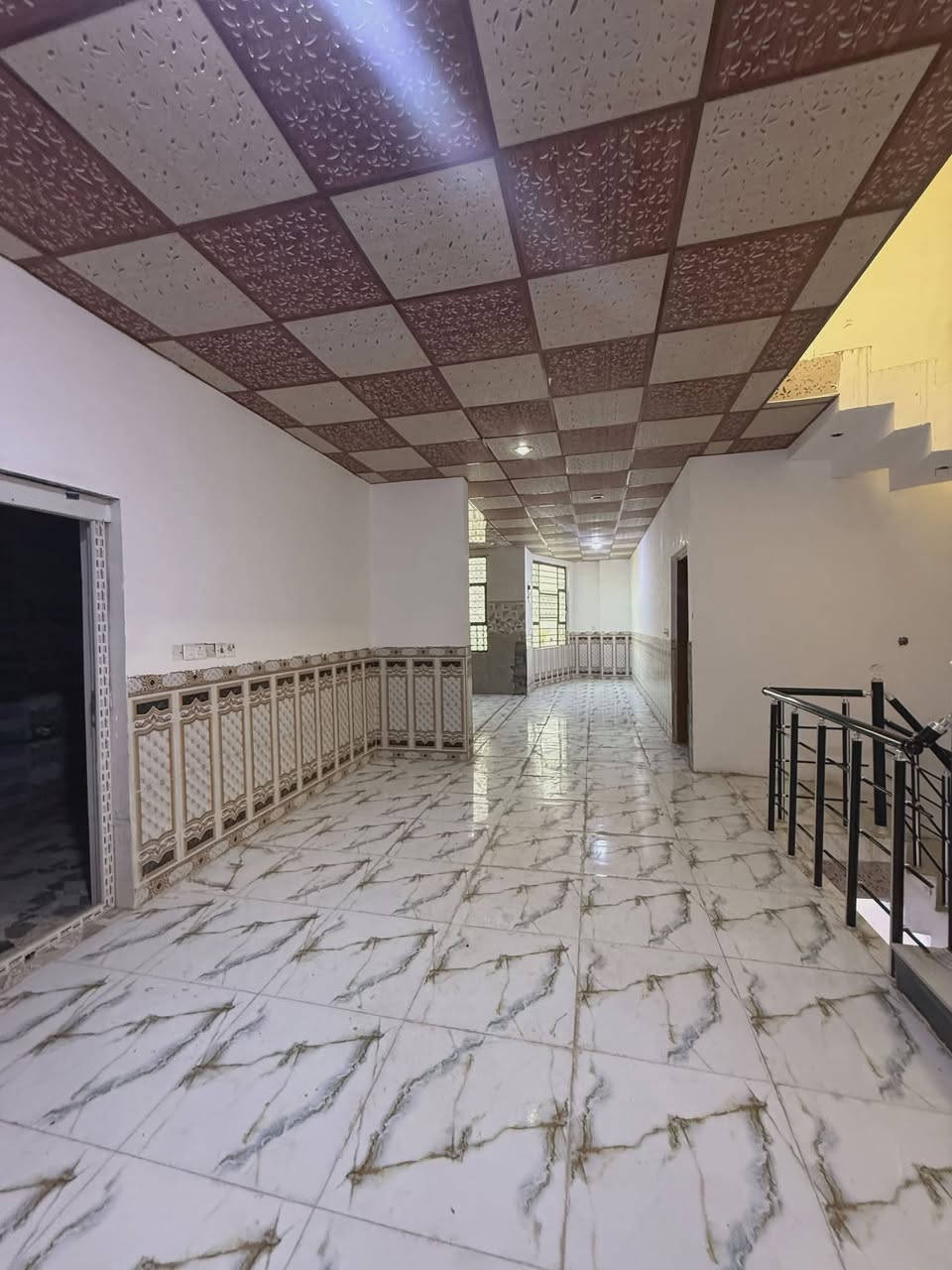 ألسلام عليكم ورحمة الله وبركاته

دار سكن للبيع طابقين بناء شخصي شقل درجه أولى 
مع لأثاث المطبخ 

مساحه 200متر

موقع ممتاز مع توفر كافت الخدمات
شارع
تبليط 10 نضام مجاري أناره كهرباء ماء
مدارس جداً قريبه

محتويات البيت الطابق لأول
كراج  دوانيه  صاله  مطبخ
غرف منام 2 مجمع صحيات خارجي وداخلي

محتويات طابق الثاني
صاله واسعه   مطبخ  غرف منام عدد  3 وصحيات

نوع العقار طابو ملك صرف تحويل سهم بأسم المشتري

العنوان أبي الخصيب طريزاويه قرب شارع الوصطي يبعد عن شارع الوصطي ٥٠ متر

سعر 150 مليون وبي مجال 

للتواصل ***********
