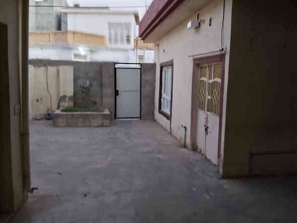 في ملك شاه قرب موكب الغريب الغرباء 125 متر متوفر غرفة نوم 4×6 صالة 1.5×2 مطبخ 2.5×4 

و كيزر ماء وتانكين ماء وماطور ومخسلة ماعدا سقيفة

السعر 18 وبي مجال

***********
