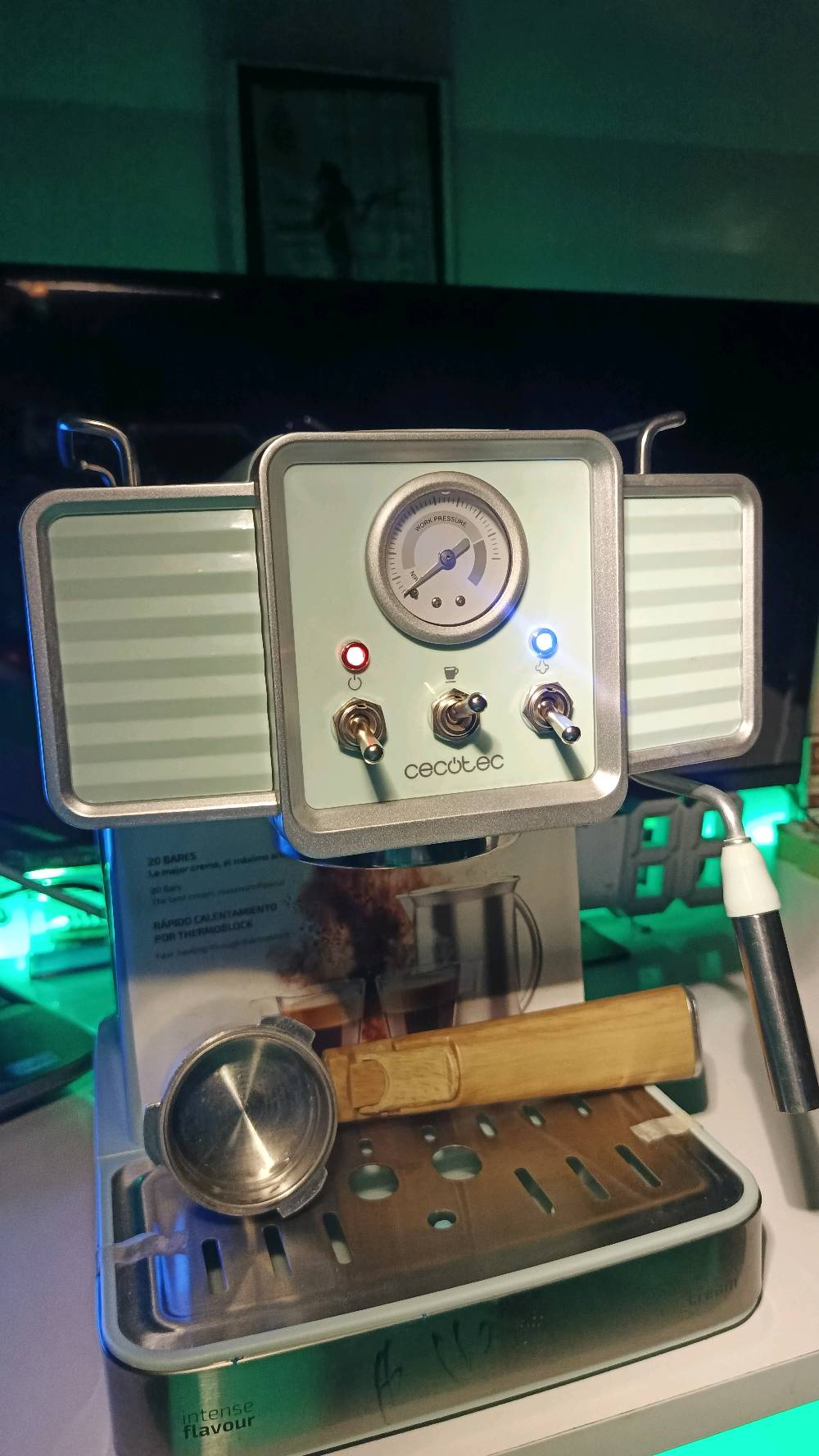 فرصة لا تعوض – ماكينة اسبريسو Cecotec جديدة 🔥
تريد قهوة مقهى بالبيت؟ هاي هي الحل 👌
✔️ ضغط 9 بار – كريما وطعم احترافي
✔️ عداد ضغط (تتحكم بالاستخلاص مثل الباريستا)
✔️ عصا تبخير للاتيه والكابتشينو
✔️ تصميم فخم ومرتب
💯 الحالة: جديدة، ما مستخدمة نهائياً
📦 وياها:
 باسكت سنكل + باسكت دبل  / تامبر / سكوب قياس
💰 السعر: 170 ألف
🔻 مجال بسيط
⚡ جهاز نظيف وجاهز فوراً – بس تحتاج قهوة وطاحونة وتبدي 
للتواصل وتفاصيل اكثر :💢***********
 الموقع: الموصل💢