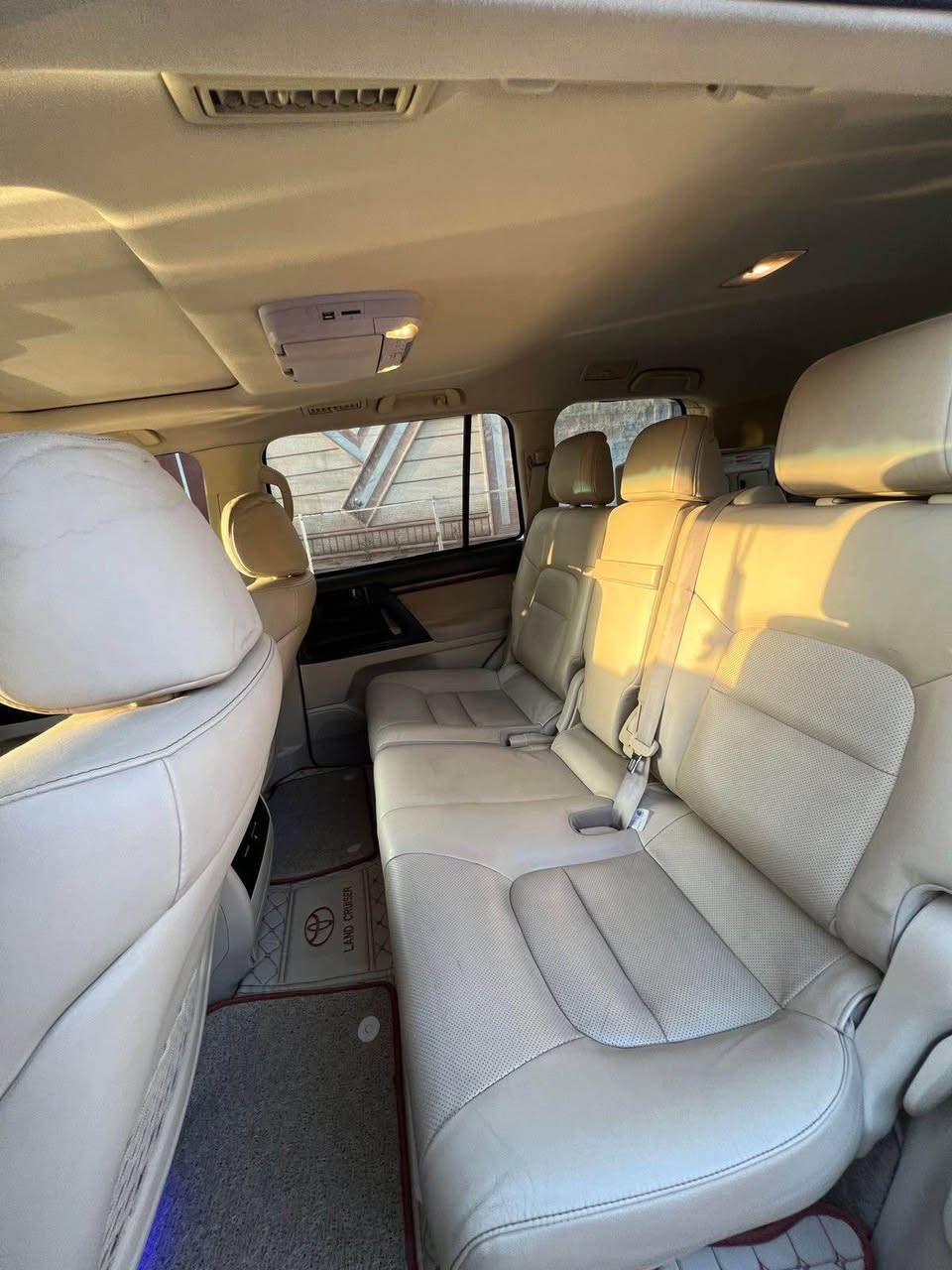 السلام عليكم 
لاندكروز موديل 2017 GXR V6
رقم بغداد مشروع وطني وباسمي
السياره2017 بريم اصل وهي اعلى فئه
مكفولة من الضربة والصبغ 
صيانة عامه من الدعامية للدعامية في شركة ساز الوكيل المعتمد لسيارات تويوتا

🔸🔶🔸🔶🔸🔶🔸🔶🔸🔶🔸🔶🔸
المواصفات :
بصمة بيبان والصندوق 
تشغيل عن بعد بلادي
فتحة (سلايت)
دبل ماوس ( نظام زحف ذاتي )
طفاية حريق بالدوسه
كشنين كهرباء 
كشن السايق 3دكم 
داخل بيجي جلد
شاشة كبيره 
4 كاميرات 
شاشة بالسقف DVD
سماعات اصلية بلوتوث عدد 2
ريموت عدد 2 للشاشة والكامرات
8ايرباك اصلي 
فور ويل
تبريد مركزي
3قطع تبريد
شاحن لاسلكي
كزوز عريض
نيكلات بلاد
حامل اكواب بالتكيه الخلفيه
دخول ذكي
اناره ترحيب عند الاقتراب
كتابة LAND CRUISER ليزرية بالدوسات
ثلاجه
نظام ايكو تقليل الصرفية
تخم تاير دنلوب ياباني اصلي

وبقية المواصفات المعروفه

السعر 480 ورقه وبيها مجال

***********
وسام الشمري البصرة, العراق
