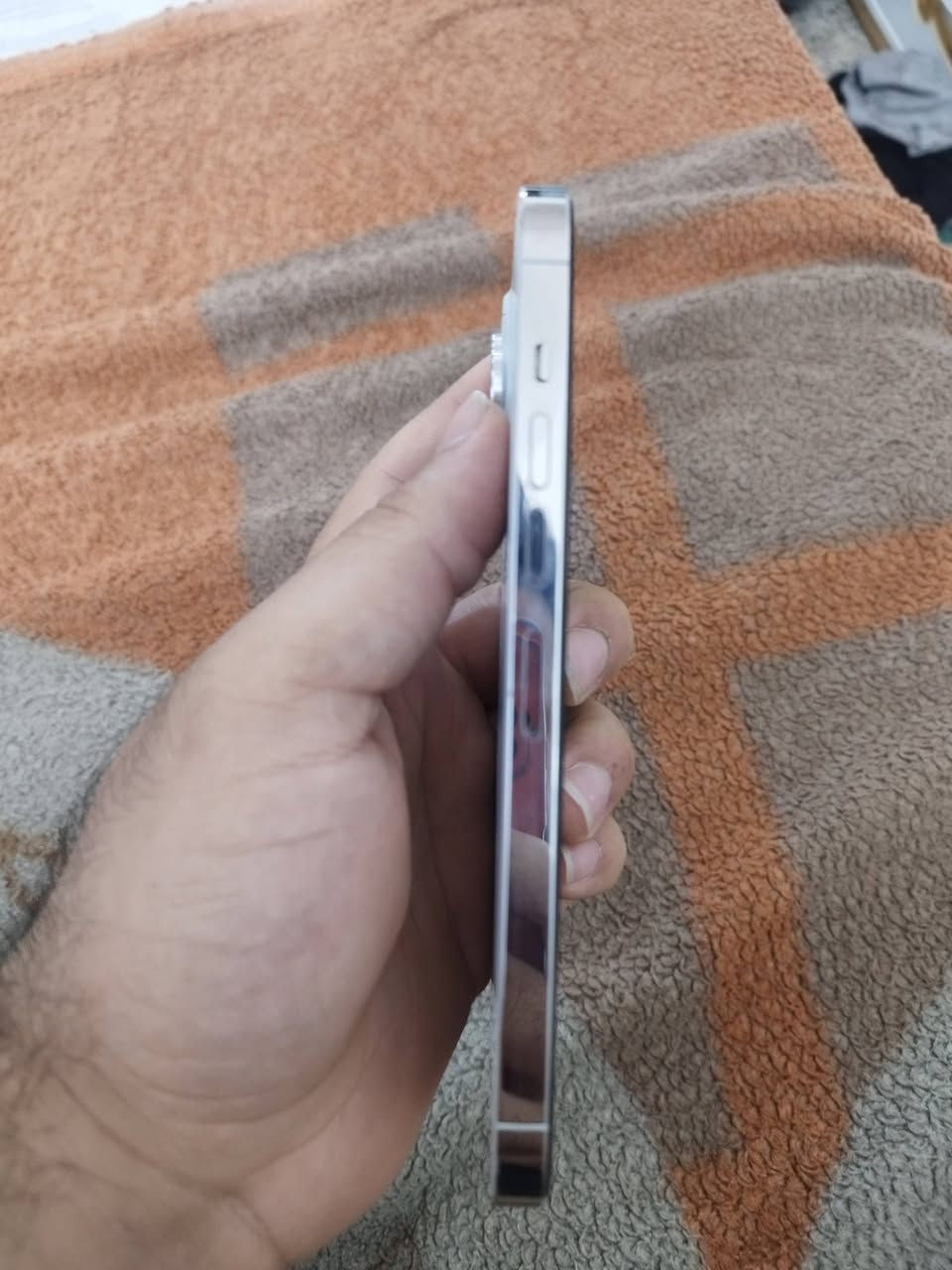 سلام عليكم جاهز ايفون 13 برو ماكس للبيع مبدل شاشاه اصليه بطاريه 75 ذاكره 256 بلادي سعره 500 رقم ***********
