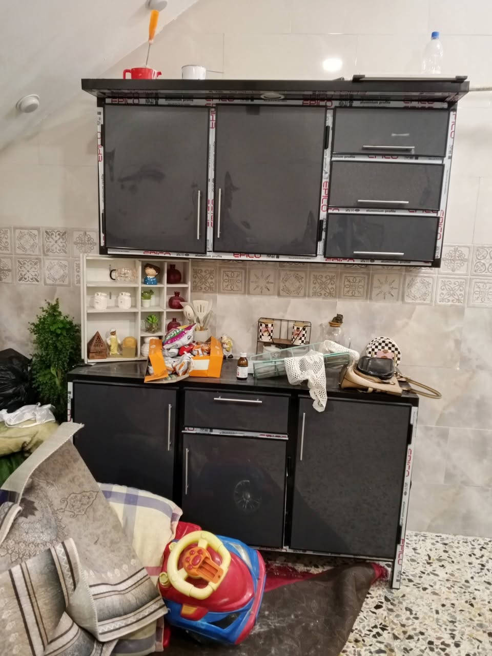 ثلاجه وكاونتر للبيع كاونتر قياسه متر ونص 3قطع عنوان بغداد الرشاد ***********
