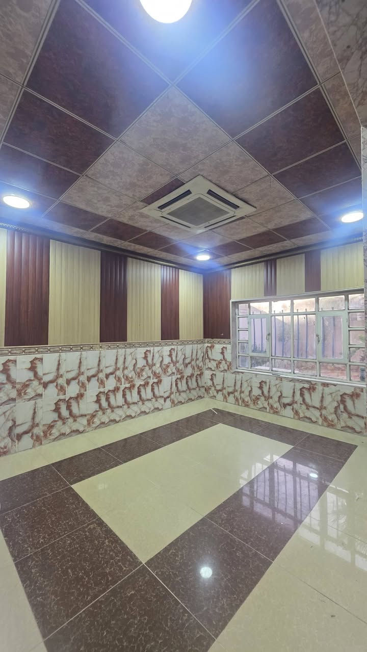 الدار للايجار 
الموقع الموصل حي المحاربين 
المساحة ٢٠٠ متر 
البناء طابقين 
الطابق الاول مطبخ واستقبال وصاله وغرفتين نوم وحمام وتواليت 
الطابق الثاني يحتوي على ٣ غرف نوم وصاله وحمام وتواليت وبيتونه 
سعر الإيجار ٦٠٠ الف 
للاتصال على الرقم ***********
او التواصل على الخاص 
مكتب نون لتجارة العقارات الكائن في حي المصارف مقابل مسبح الابراج قرب مطعم قصر السلطان
 اوقات الاتصال من الساعة العاشرة صباحا وحتى الساعة التاسعة مساء
