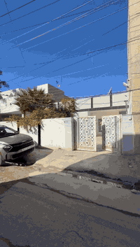 بيت مساحته ٢٠٠ متر واجهه ١٠ نزال ٢٠  يحتوي على حديقه استقبال وهول وغرفه ومطبخ وخدمات ومساحه درج  المكان  شهداء الامين نهاية خط الكوسترات وقريب على مطعم الرياضي 
السعر ٢٥٠   وبي مجال  
*********** ابو مهند 
*********** كرار
