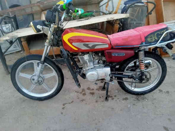 سلام عليكم دراجه ايراني 4كير للبيع دراجه نضيفه حلوه اوراق كامله نواقص الدراجه قبق بانزين الدشبول شغال بس فالت شغاله اي نقص مابيها غير القبق السعر 450بيها مجال للشراي ***********تواصل واتساب
