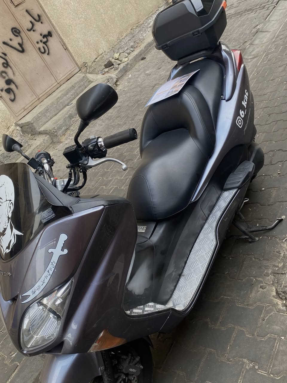 السلام عليكم  (هوندأ فورزة 0/8)  الدراجة مال مزاد داخله من الخارج من اليابان دخلت للعراق ب 2021 اوراق المزاد موجودة يمي واوراق الدراجه الرسميه هم يمي الدراجة النضافة (99‎%‎) بدون حادث عليها تريب مثل صندوك والصندوك من دوس بريك بي بكلايت يشتغل الدراجه عليها ادامه تخم تاير ياباني اصلي كفر ومكينه ودبلات وشاصي وكهربائيات كفاله عامه اكفلكياها صبغ مابيها قطره. اي ستفسار خابرني واني خادم متواجد وتساب واتصال ع رصيد رقمي (*********** ) (السعر مليون ونص )رجاء اذا متعرف بالدراجات ونضافتهان واسعارهم لا تكسر بيها بعدين الدراجه بحالت الوكاله حته الكتلوك وورقت المزاد وياها  (مكاني بغداد _ شارع فلسطين)
