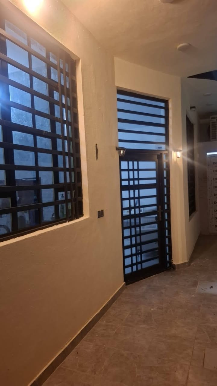 يالله سلام عليكم دار للبيع بغداد المدائن قرب مرقد سلمان المحمدي ع بستان الكراغول طابقين الطابق الأول يتكون من غرفة نوم وصاله استقبال مطبخ صحيات داخلية خارجيه والطابق الثاني غرفتين نوم وصاله وصحيات جنس الأرض زراعي ٢٥ الأساس رفت قريب على الشارع العام السوك السعر ١١٠ وبي مجال للاستفسار الاتصال على الارقام *********** أو *********** وات ساب الدار مساحه ١٠٠ متر واجهيه ١٠ ونزال ١٠
