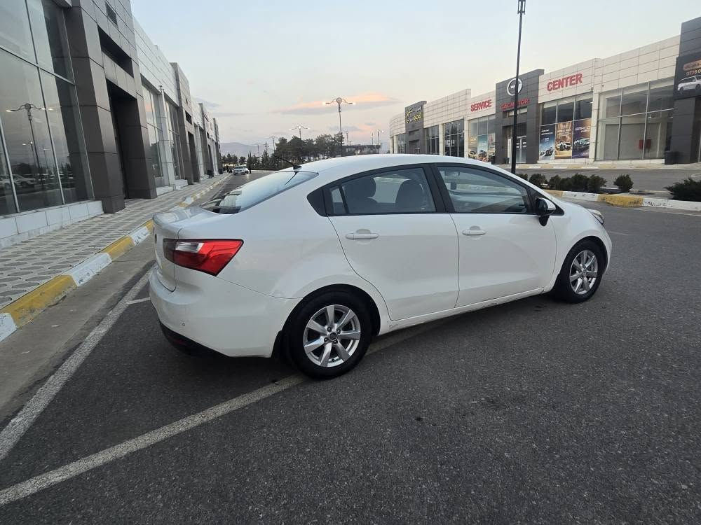 كيا ريوو ٢٠١٤
فوول مواسه فات (توماتيك عادى جام و ئاوينه كاره با سوكان فوليوم حاسه سلايت ناو قه يسى ويل كه ب) سه ياره كه زور زور باكه ١٢٠ هه زار روشتوه  گير و مه كينه و هه موو كيانى به شه رت ره قه موو سه نه وى تازه يه نرخى ٨٩ كه لا معامه له يه كى زور زور كه م تكايه مشته ريت تيل بكه *********** سليمانى ناو شار السليمانية, العراق
