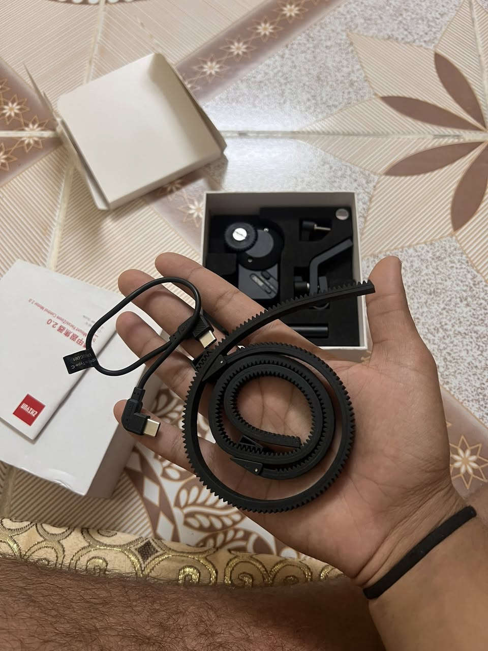 � للبيع: Zhiyun TransMount Focus/Zoom Control Motor 2.0
موتور فوكس وزوم احترافي من شركة Zhiyun، مخصص للكاميرات والـ Gimbal حتى تتحكم بالفوكس أو الزوم بدقة وسلاسة أثناء التصوير.

✅ الحالة: مستعمل ونظيف

✅ يعمل بشكل ممتاز

✅ مناسب لصناع المحتوى والمصورين وصانعي الأفلام

✅ يجي وياه ملحقاته الموجودة بالصورة

💰 السعر: (قيم سعره)

📍الموقع: (كركوك يوجد خدمة توصيل جميع محافضات العراق )

للاستفسار أو الشراء مراسلة خاص او واتس اتصال ***********.
