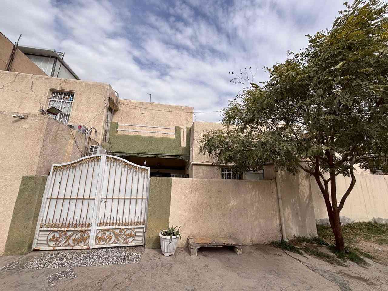 دار للبيع منطقة المعلمين قرب جامع مالك بن أنس... المساحة ١١٠ متر مربعة
١٠٫٥×١٠.٥ واجهة ونزال ١٠.٥ دار
الدار بناء ٩٠ محدث ومعمر نضيف جدا غرف نوم كبار وصالة كبيرة وخدمات جيدة جدا موقع مميز 
للاستفسار الاتصال
***********
***********
