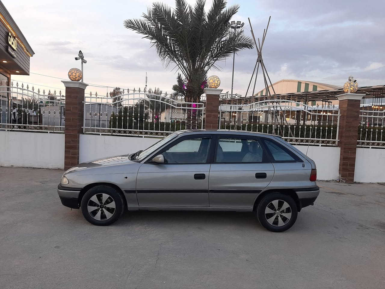 استرا موديل 1994 محرك وكير (اوتوماتيك) بشرط ستيرن بور جامات كهرب ( تبريد ) طخم امامي وخلفي نظيف طخم ويل كب وايرمنية شغالة ( كابون بانزين ) رقم بغداد انكليزي مسطرة سنوية 2030 هزة جديدة شرعيها بالموصل تحويل بشرط السعر 44 ورقة 
*********** اسيا
