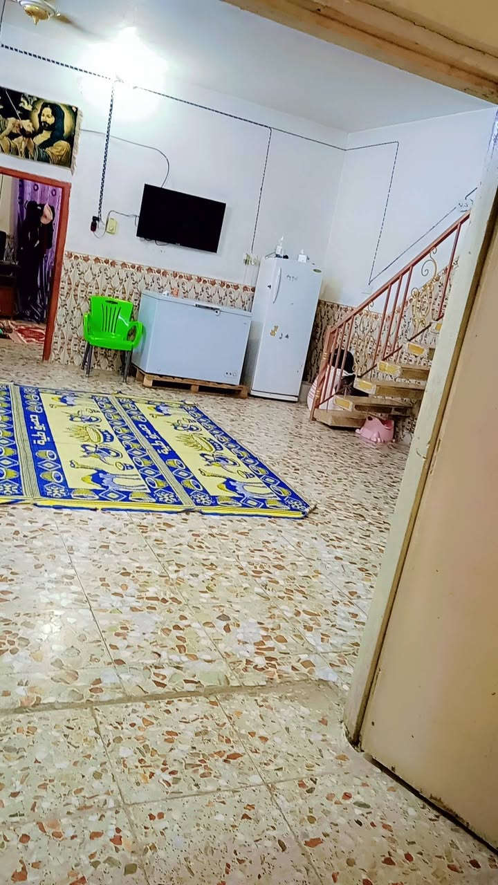 بيت للبيع مساحه ١٤٠ متر بناء جديد طابقين الطابق الأول غرفه نوم وصاله واستقبال ومطبخ وصحيات داخليه وخارجية الطابق الثاني يحتوي على غرفتين نوم وصحيات الموقع طوريج شارع الهنداوي قرب أسواق بسم الله قريب من الشارع العام لأستفسار الاتصال على الرقم ***********
