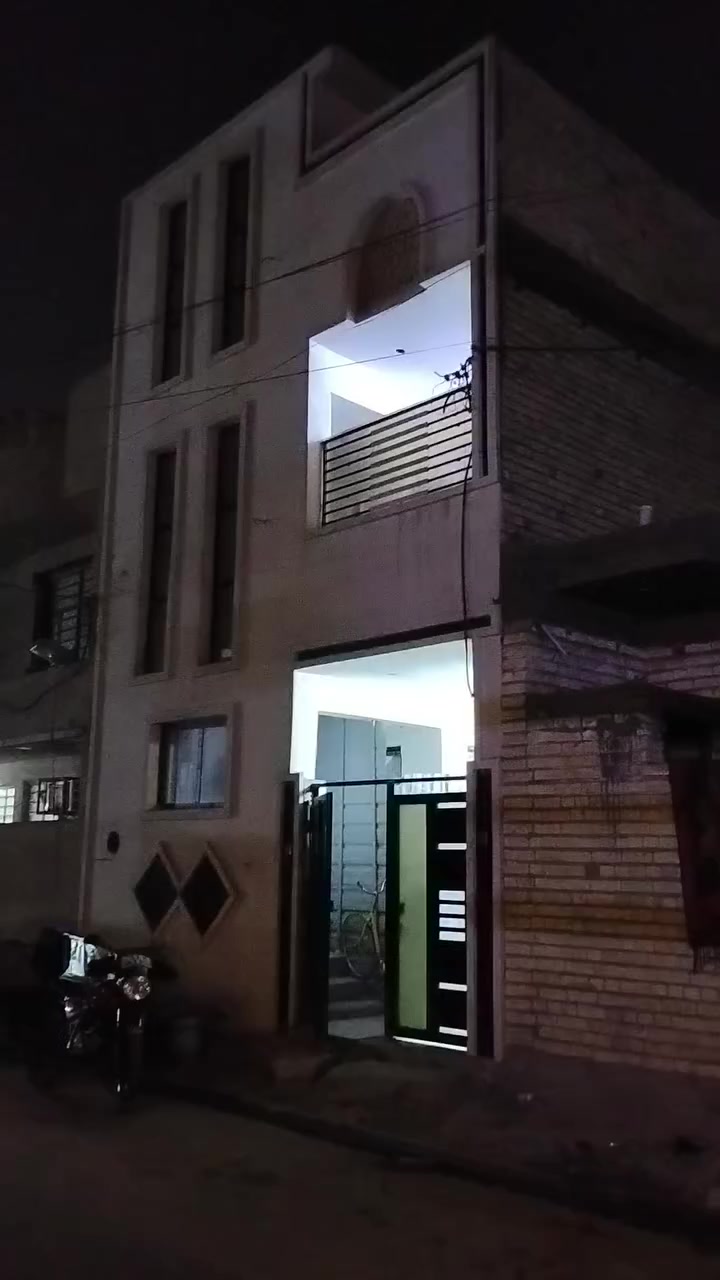 بيع مستعجل والسعر 🔥
بيت للبيع 104م طابقين ونص الواجهه6.40 والنزال 16.25 مدخلين 
غرف نوم  عدد 4 
واستقبال 
ومطابخ 2 
وصحيات 4 
وحولي 2
 بناء حديث خلاط دوش دفن ونظام سبالت بوكسات وتقطير والواجهة طلس وكوبلنات كامل ماعدا تطبيك الدرج وسخانات عدد2 وماطور ماء عدد 2 وتانكيات عدد 4 ابو 1000 لتر وتأسيس نظام الكاميرات وانترنيت وستلايت والشبابيك ألمنيوم والابواب حديد تفصال 2 ملم والسطح مطبگ شتايگر وعازل فلين للعلم البيت قريب ع شارع الضغط الخطيب الزراعي بشارع الرسول الاعظم بكاع حميد العويني للاستفسار
***********
بناء 2025
