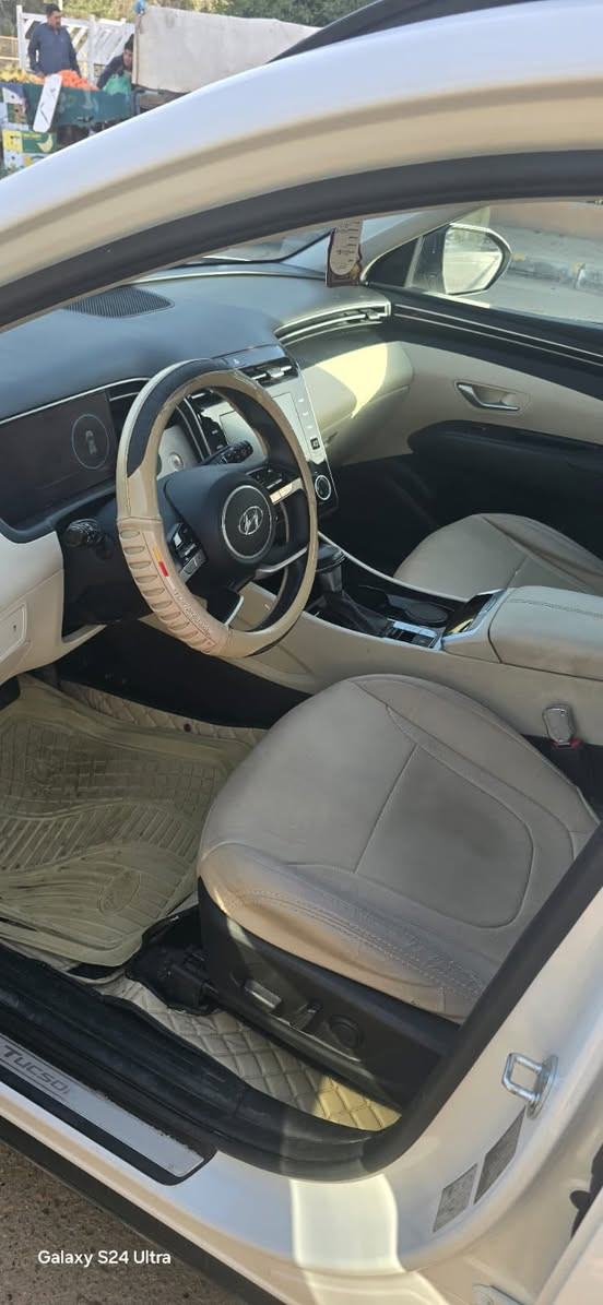 سيارة توسان.
لون ابيض خليجي.
ارقام بغداد.
مكفول ١٠٠٪ عدا ضربة بسيطة جدا عالبارد.
ماشية ١١٢ الف.
موديل ٢٤
باقي المواصفات معروفة للتوسان لان هي جتي فئات ٢ فقط. هي تعتبر الفئة العالية.
مكلف بل نشر رقم صاحب السياره ‪***********
السياره ريدها ٢١٠
