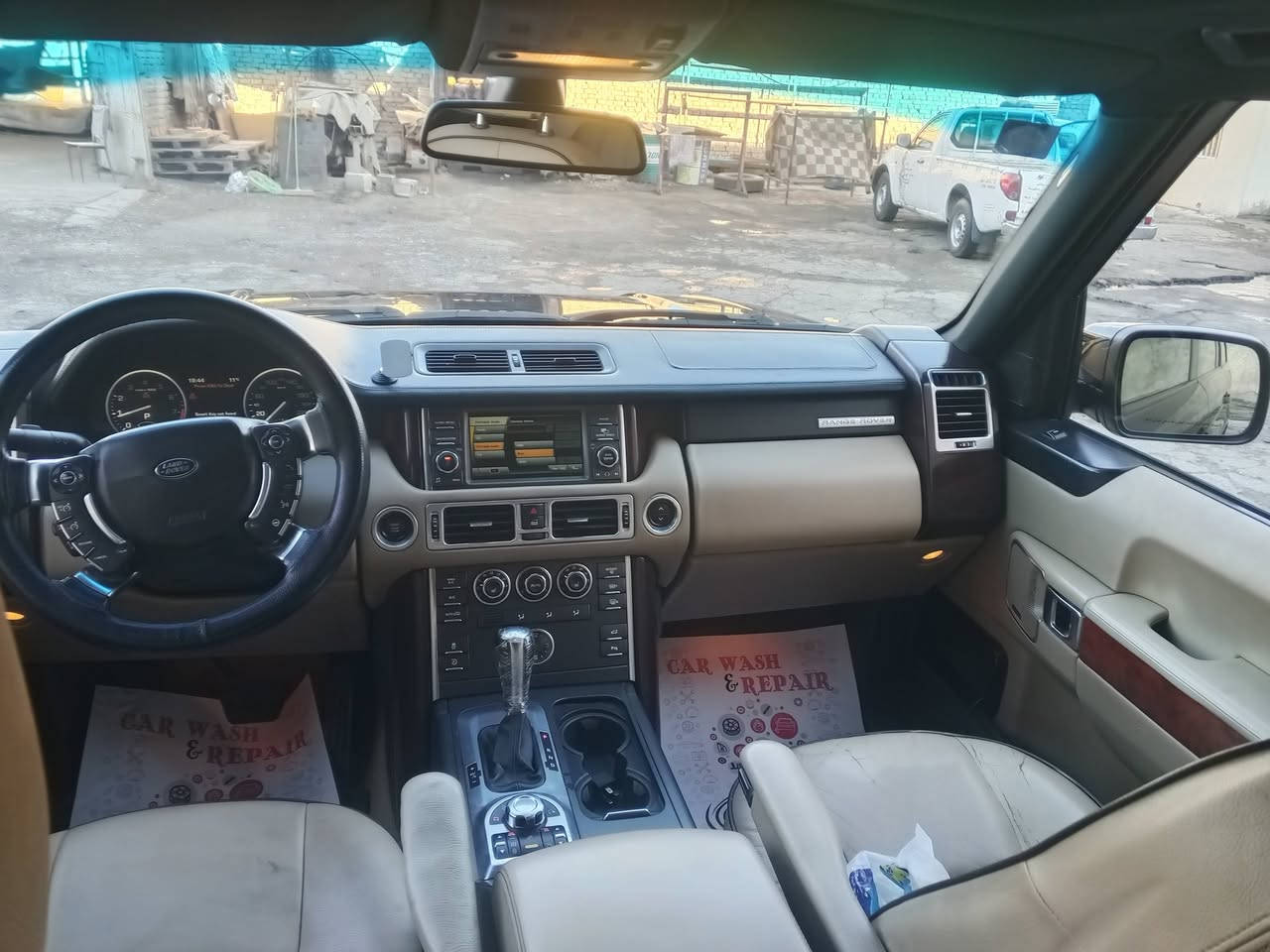 السلام عليكم للبيع فقط بدون مراوس 
رانج روفر فوج 2012 السياره مكفوله كفاله عامه 
بدون ضربه بدون صبغ
محرك 8سلندر عادي بدون سوبر
سياره جاهزه الحمدلله 
مكان السياره بغداد الجديده أو كراده مجمع المشن 
السعر 165بيها مجال حك الجيه 
للاستفسار الاتصال ***********
