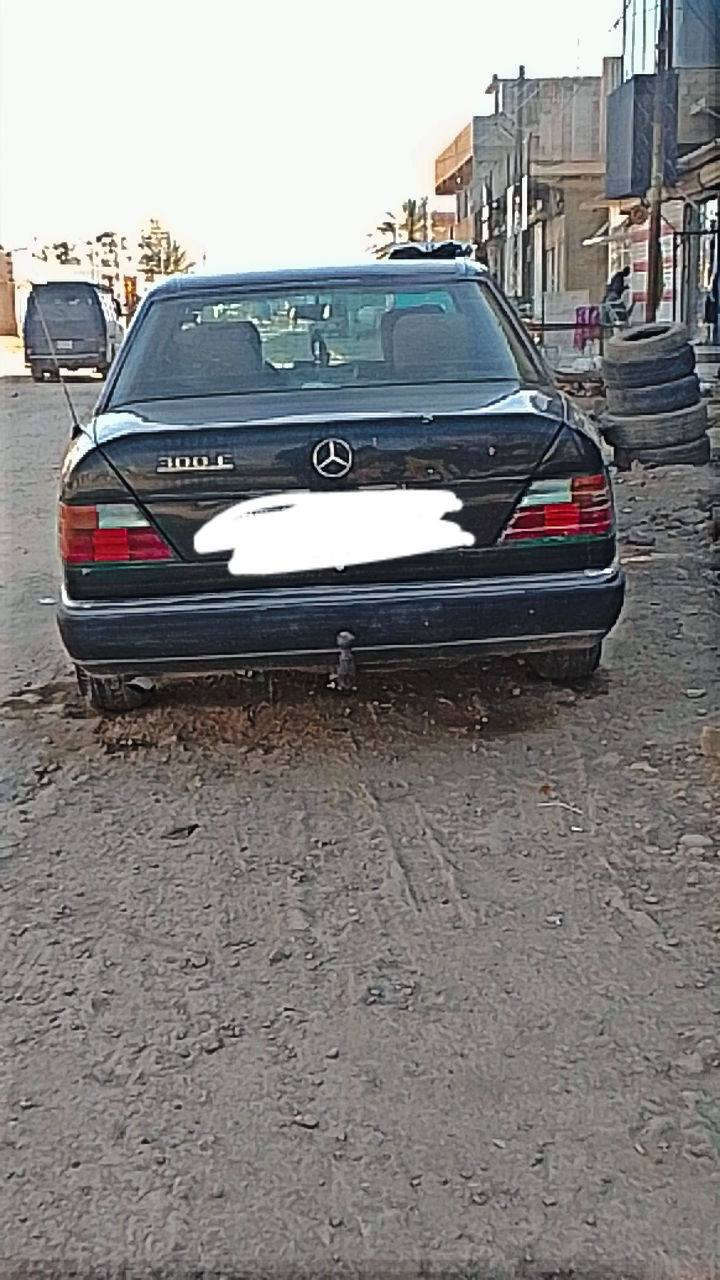 السلام عليكم مارسدس دب حجم 300 مكينه وكير ففتي بطه 3000 مكفولات خير من الله السياره مصبوغه عام ونصبتهه حلوه القواعد سليمات رقم بغداد الإنكليزي الجديد بسمي السياره السعر 55 وبيهه مجال للطيبين 
العنوان ديالى بعقوبة 
رقم الهاتف ***********
